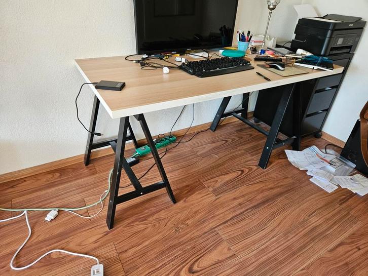 Bureau met zwart onderstel, Huis en Inrichting, Bureaus, Gebruikt, Bureau, Ophalen