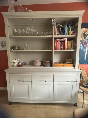 Buffetkast beschikbaar voor biedingen