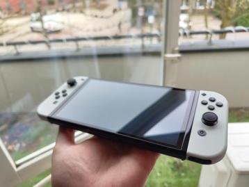 Nintendo Switch OLED with a case & two controllers beschikbaar voor biedingen