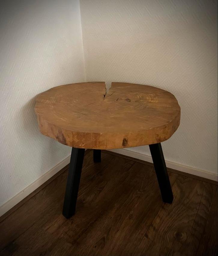 Beuken boomstam tafeltje met metalen poten, Huis en Inrichting, Tafels | Bijzettafels, Zo goed als nieuw, Rond, 60 cm of meer
