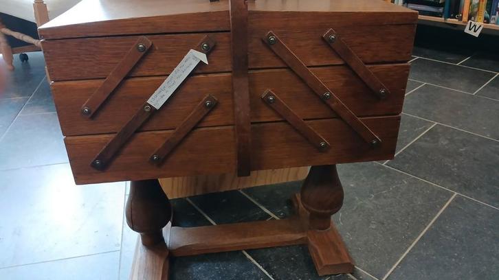 Vintage Houten Naaimeubel met Uitschuifbare Vakken, Antiek en Kunst, Antiek | Woonaccessoires, Ophalen