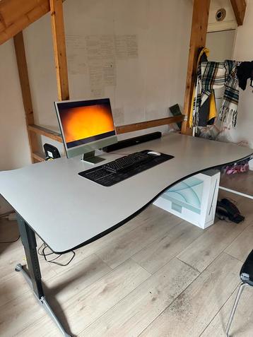Grote ergonomische bureautafel beschikbaar voor biedingen