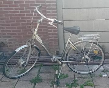 Gazelle Damesfiets Wielnaaf geblokkeerd. beschikbaar voor biedingen
