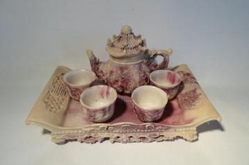 Chinees Servies Paars beschikbaar voor biedingen