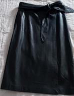 Espresso leren rok zwart van dit seizoen maat 42 lederlook, Zwart, Maat 42/44 (L), Zo goed als nieuw, Onder de knie