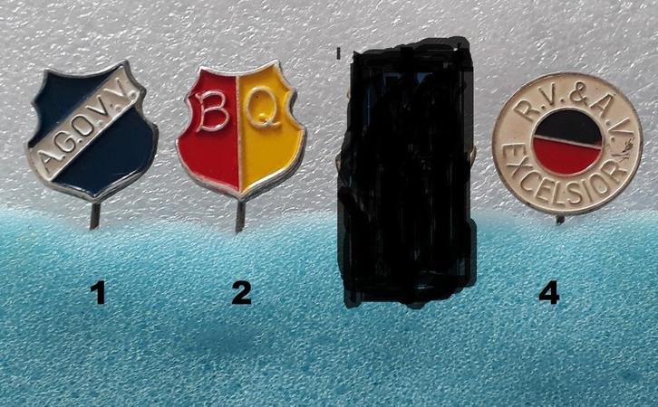Speldjes 3 stuks Nederlandse voetbalclubs, Verzamelen, Speldjes, Pins en Buttons, Gebruikt, Speldje of Pin, Sport, Ophalen of Verzenden