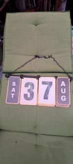 Vintage Metalen Kalender - Buiten Geschikt, Huis en Inrichting, Ophalen of Verzenden, Gebruikt, Analoog, Overige typen