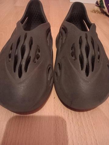 Grijze Yeezy foam maat 40 beschikbaar voor biedingen