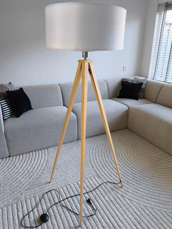 Stijlvolle tripod vloerlamp – Scandinavisch design, Huis en Inrichting, Lampen | Vloerlampen, Ophalen