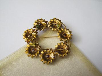 Broche bloemenkrans geel bruin emaille groene blaadjes 5.2 c beschikbaar voor biedingen