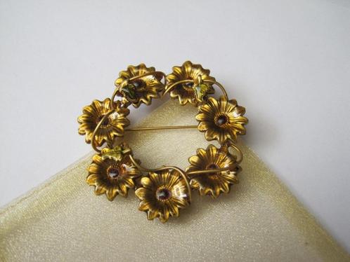 Broche bloemenkrans geel bruin emaille groene blaadjes 5.2 c, Sieraden, Tassen en Uiterlijk, Broches, Zo goed als nieuw, Overige materialen