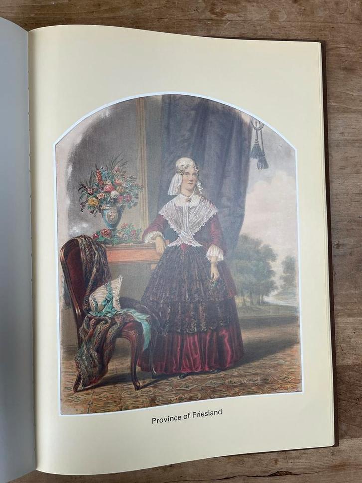 Regional costumes of The Netherlands, klederdrachten, Boeken, Geschiedenis | Stad en Regio, Zo goed als nieuw, Ophalen of Verzenden