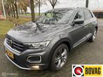 Volkswagen T-Roc 1.5 TSI I R Line velgen I Sport I LED INavi, Auto's, Stof, Zwart, 150 pk, Bedrijf
