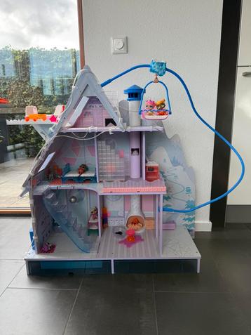 Lol winterhuis met sneeuwmachine, licht en accessoires beschikbaar voor biedingen
