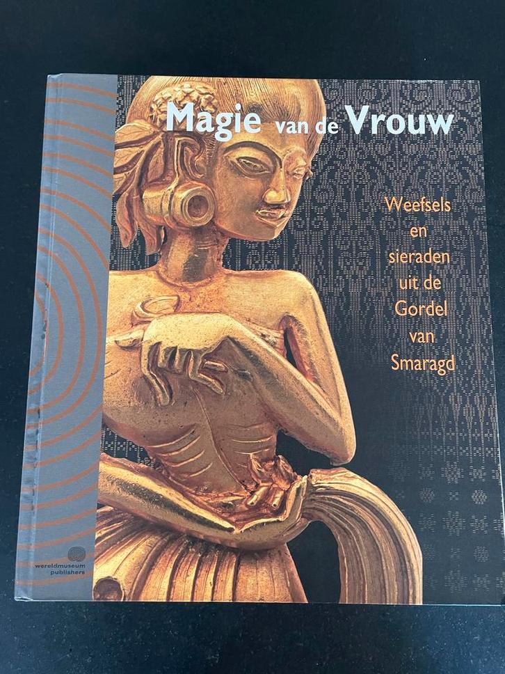 Boek Magie van de Vrouw - Indonesische Weefsels & Sieraden, Boeken, Kunst en Cultuur | Fotografie en Design, Zo goed als nieuw