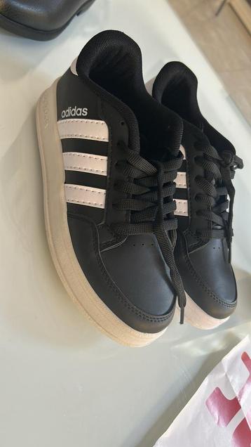 Wit/ zwart sportschoenen maat 37 – Zo goed als nieuw beschikbaar voor biedingen