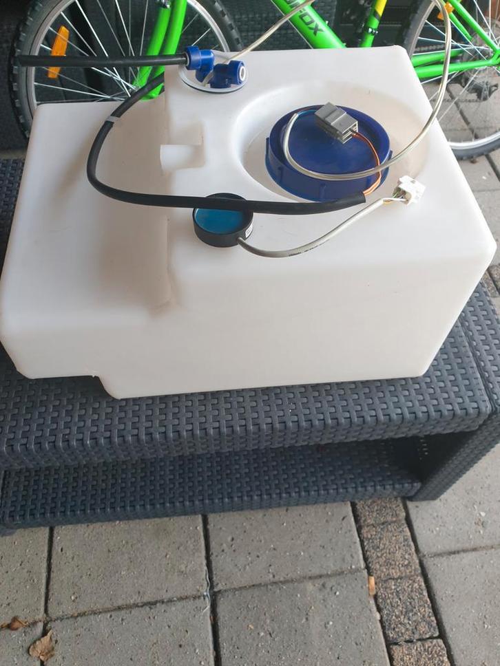 Watertank 40L met waterpijl en dompelpomp, Caravans en Kamperen, Camper-accessoires, Zo goed als nieuw, Ophalen