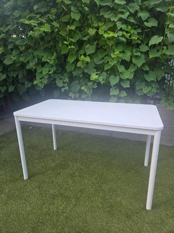 Bureau tafel  beschikbaar voor biedingen