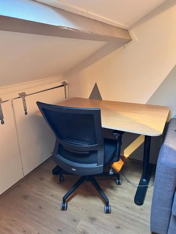 Bureau houtmotief + bureaustoel beschikbaar voor biedingen