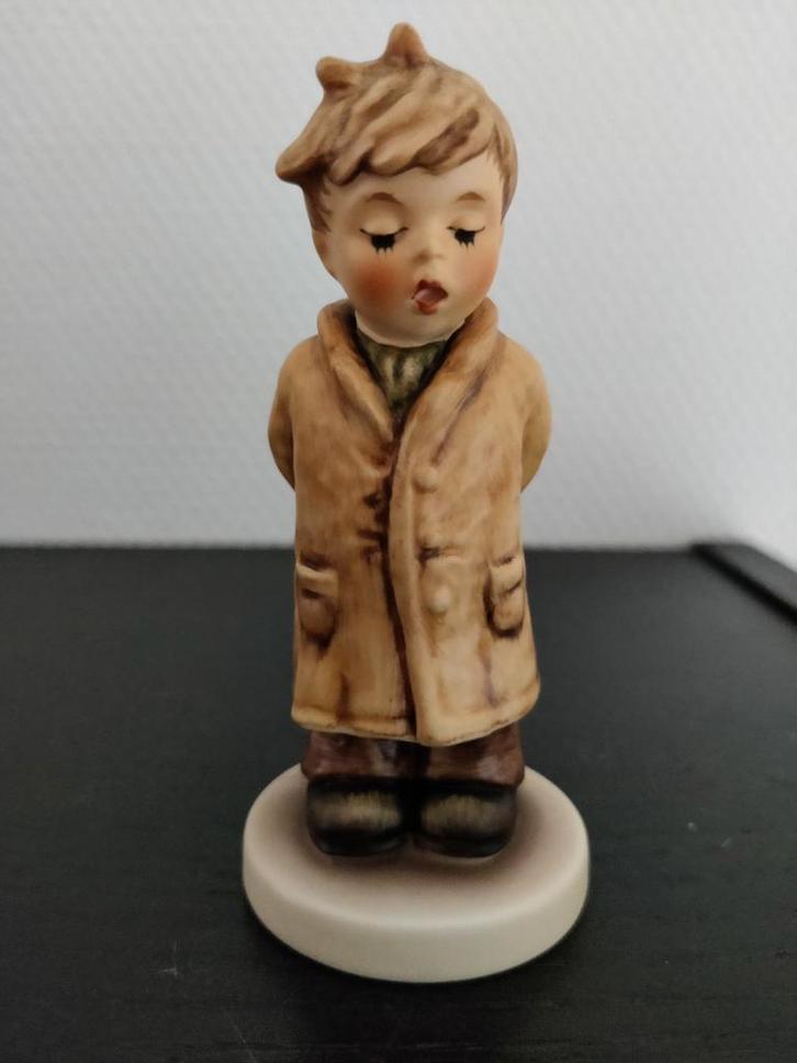 Hummel beeldje 845 'Too Shy to Sing', Verzamelen, Beelden en Beeldjes, Zo goed als nieuw, Hummel, Ophalen of Verzenden