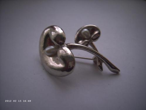 Een mooie Zilverkleurige Broche met 2 Witte Faux Parels, Sieraden, Tassen en Uiterlijk, Antieke sieraden, Broche, Overige materialen