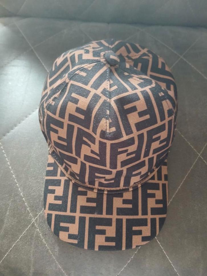 Fendi Pet - Stijlvol Accessoire!, Kleding | Heren, Hoeden en Petten, Zo goed als nieuw, Pet, One size fits all, Ophalen of Verzenden