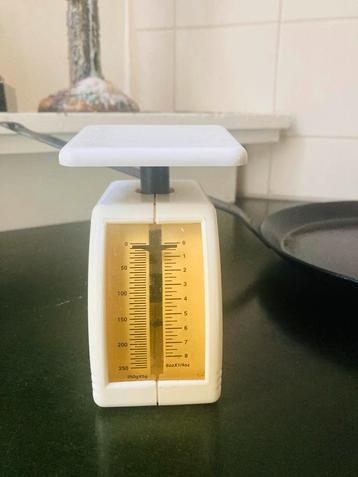 kleine keukenweegschaal beschikbaar voor biedingen