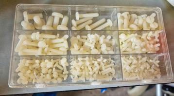 4 bakjes kunsstof bouten, schroeven en ringetjes beschikbaar voor biedingen