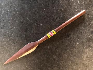 Houten speer met kraaltjes, uit Zuid-Afrika beschikbaar voor biedingen
