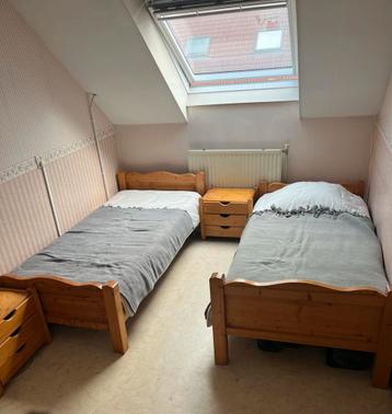 2 Grenen Bedden + Nachtkastjes + Lattenbodems beschikbaar voor biedingen