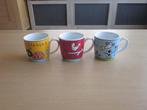 Set van 4 kleurige mokken Babette Harms voor Douwe Egberts, Huis en Inrichting, Overige typen, Ophalen of Verzenden, Zo goed als nieuw