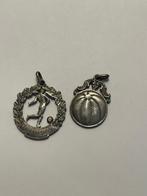 2 oude zilveren voetbal medailles 1928 1932, Ophalen of Verzenden, Gebruikt, Overige binnenlandse clubs, Overige typen
