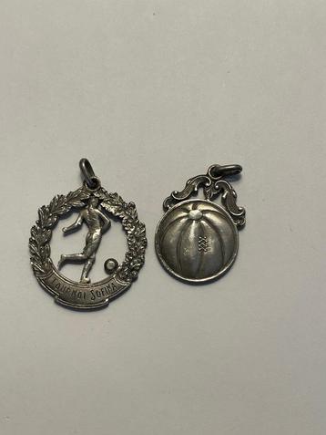 2 oude zilveren voetbal medailles 1928 1932 beschikbaar voor biedingen