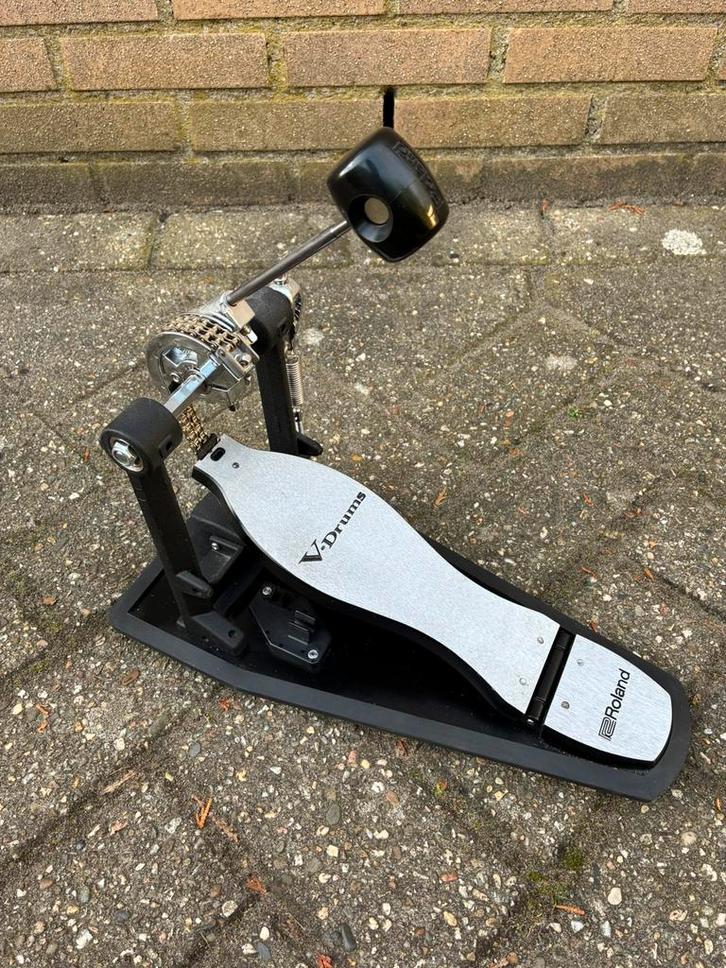 Roland RDH-100 bassdrum pedaal met noise eaters, Muziek en Instrumenten, Instrumenten | Onderdelen, Zo goed als nieuw, Drums of Percussie