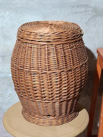 Oude vintage rieten opberg mand met deksel beschikbaar voor biedingen
