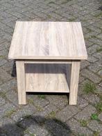 Vierkant houten bijzettafeltje met onderplank, Minder dan 55 cm, Gebruikt, Vierkant, Modern