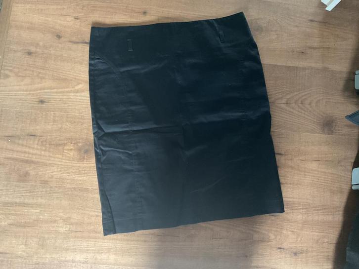 Mooie zwarte Clock house rok( Mt 40/42) C&A, Kleding | Dames, Rokken, Zo goed als nieuw, Maat 38/40 (M), Zwart, Knielengte, Ophalen of Verzenden