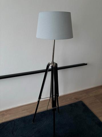 Staande Lamp Driepoot Design beschikbaar voor biedingen