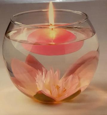  Bolvaas met drijfkaars en lelie - Nieuw beschikbaar voor biedingen