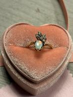 Prachtige vintage opaal en diamanten ring, Verzenden, Zo goed als nieuw, 17 tot 18, Dame