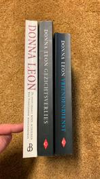 Donna Leon - 3x Brunetti: Vriendendienst, rode schoenen, Gelezen, Donna Leon, Ophalen of Verzenden, Nederland