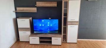 Eettafel en TV Meubel te Koop beschikbaar voor biedingen