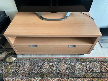 TV meubel op wieltjes beschikbaar voor biedingen