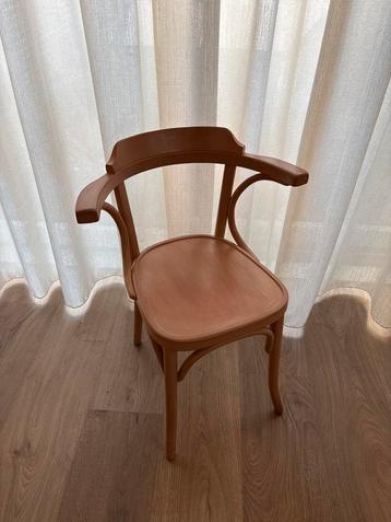 Houten Stoel met Armleuningen beschikbaar voor biedingen