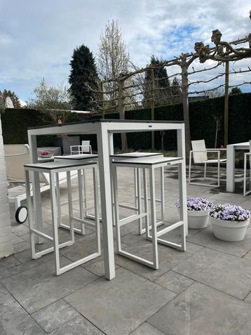 Lounge set - Tafel met 4 krukken beschikbaar voor biedingen