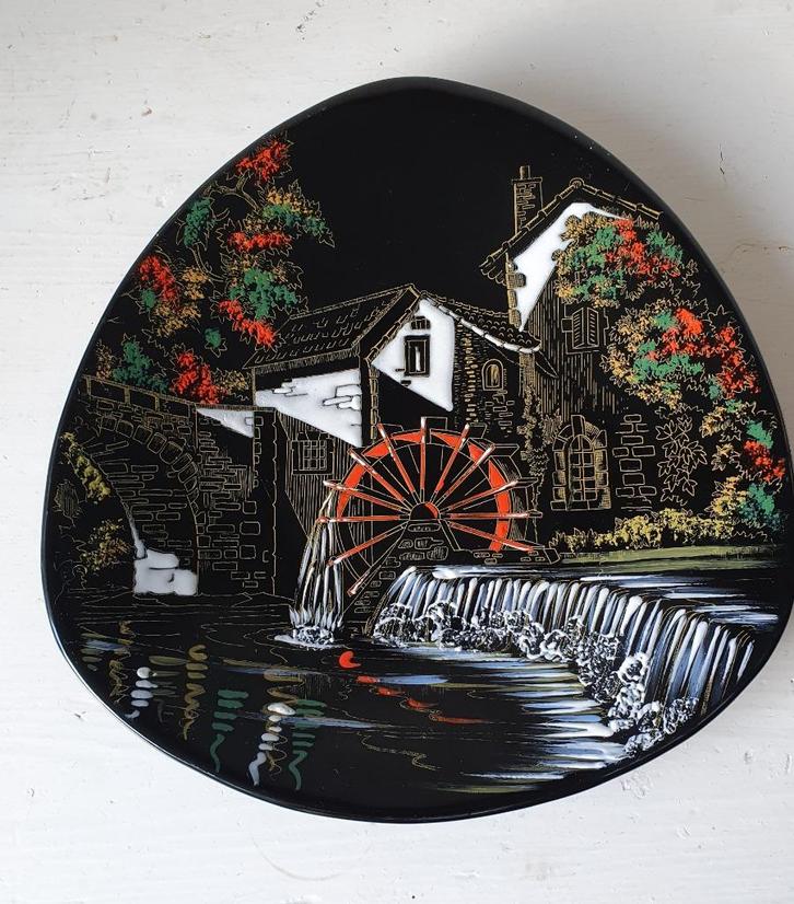Longwy zwart bord met decor van watermolen 26x26 cm, Antiek en Kunst, Antiek | Keramiek en Aardewerk, Ophalen of Verzenden