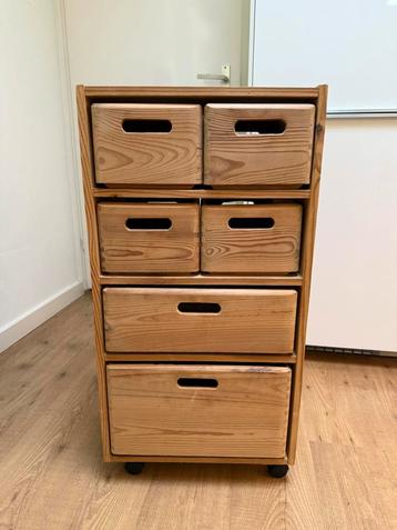Houten Ladekastje op Wielen beschikbaar voor biedingen