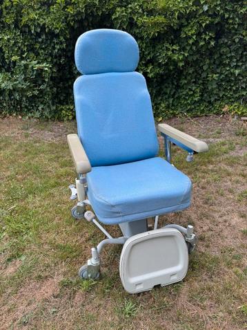 Professionele Zorgstoel, rolstoel, hydraulisch beschikbaar voor biedingen