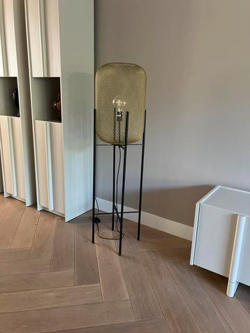 Moderne vloerlamp kleur zwart/goud, hoogte 135cm beschikbaar voor biedingen