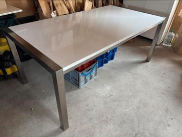 Tafel met rvs onderstel beschikbaar voor biedingen
